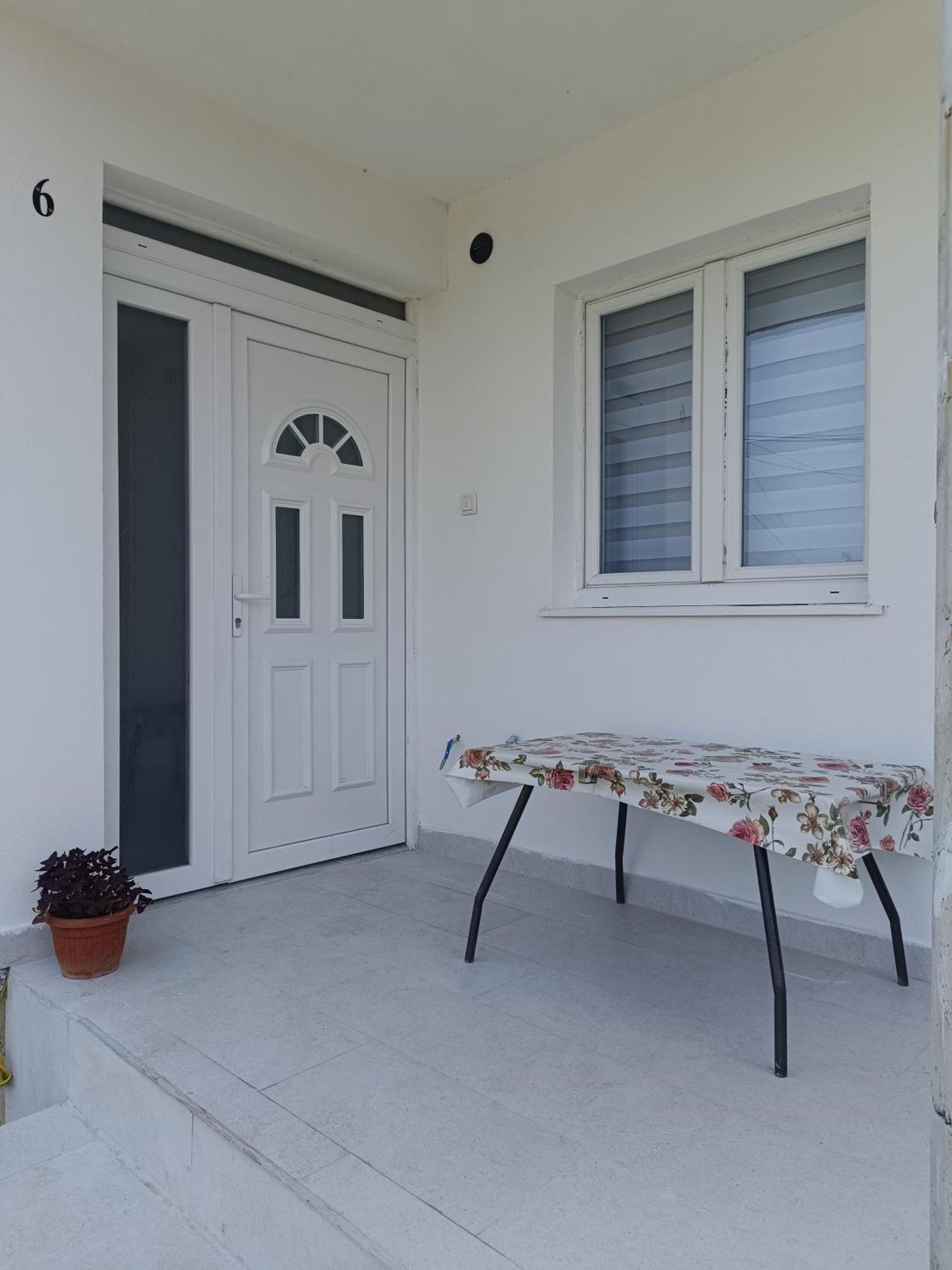 Matija Airport Apartment Mitrovici  Экстерьер фото